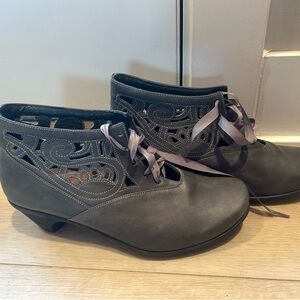 Naot Daring Madre Gray Leather Ankle Booties Cutout Ribbon Laces 40 (us size 9)